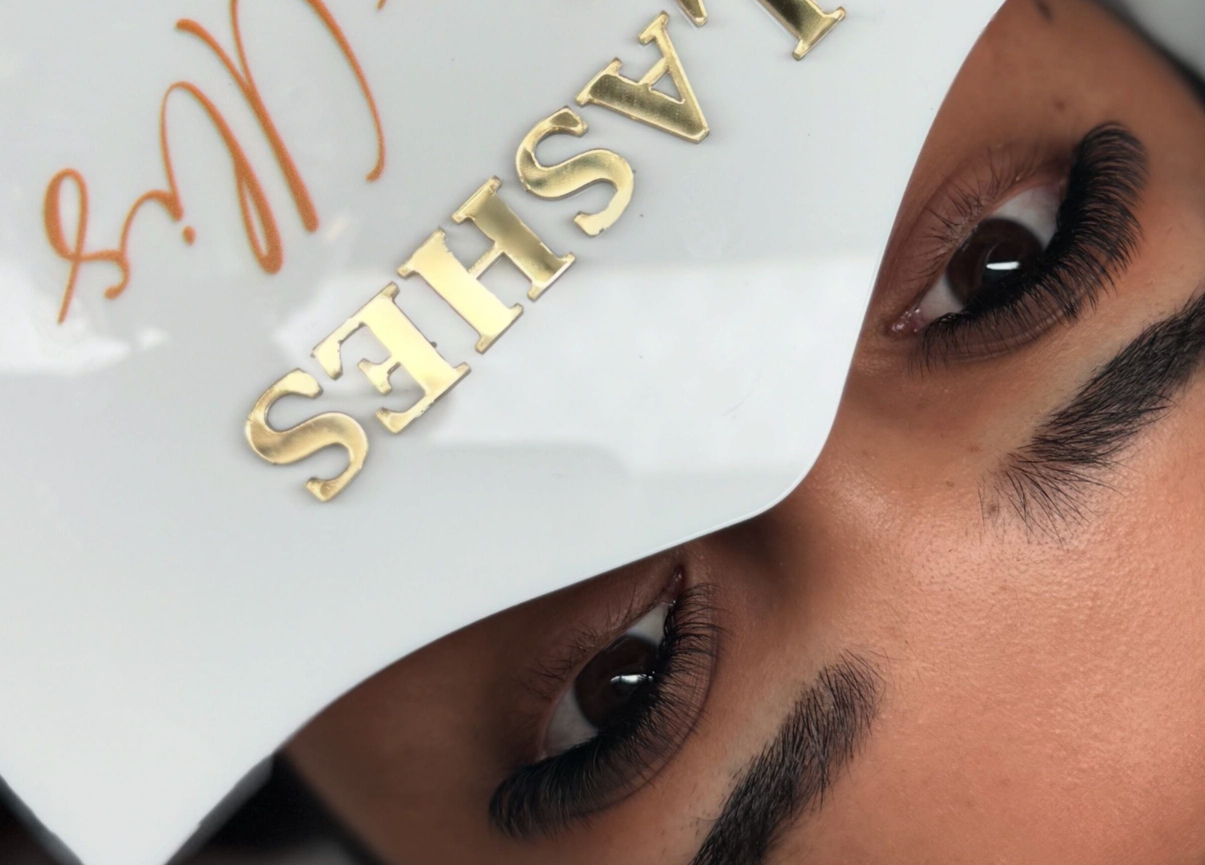 Cerca de ojos con pestañas voluminosas en Ulis Studio Lashes Brows LLC, Lexington, Kentucky, US.