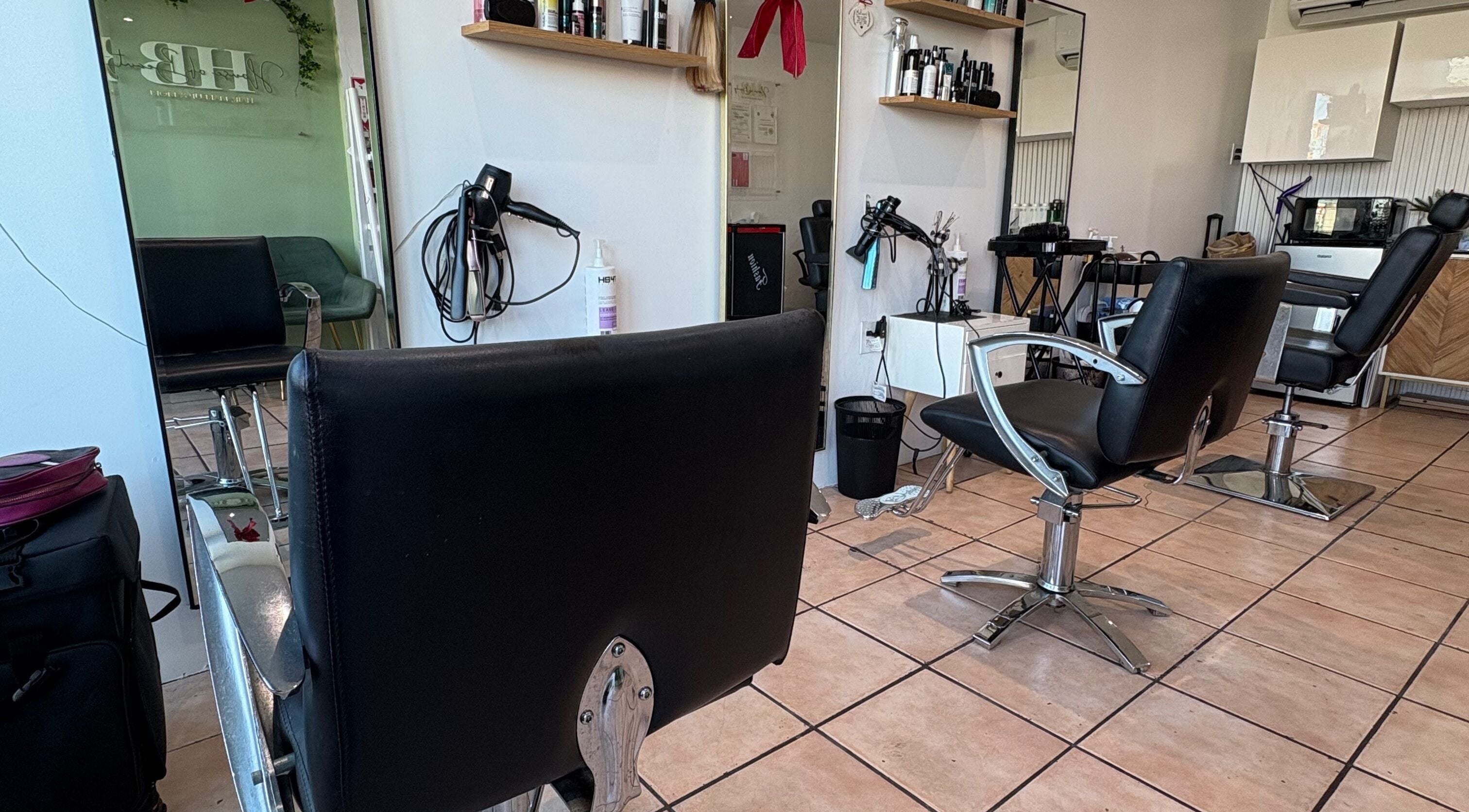 Interior moderno del salón House Of Beauty en Gurabo, Gurabo, PR con sillas de peluquería elegantes.