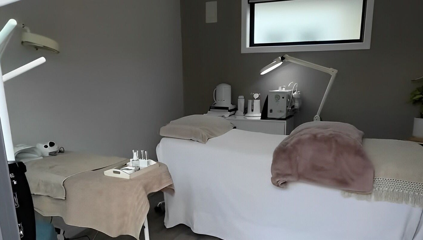 A comfortable treatment room at Aesthetics by Des, Cambridge, Waikato, NZ, featuring a plush massage bed.