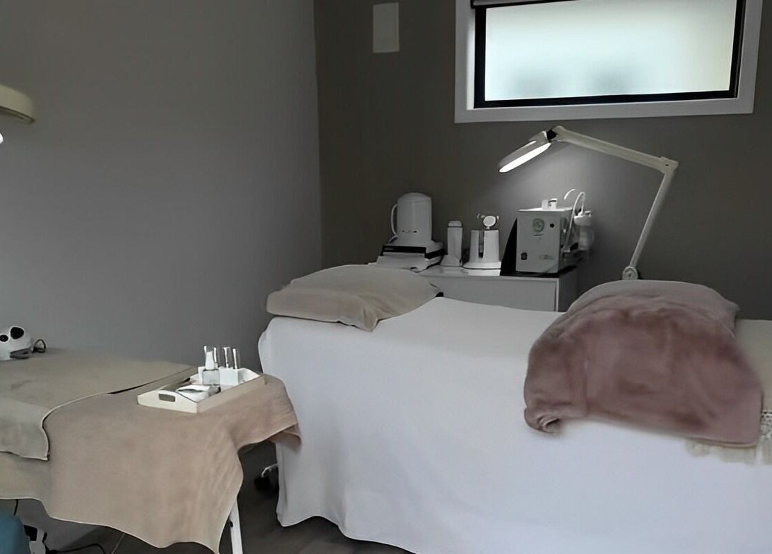 A comfortable treatment room at Aesthetics by Des, Cambridge, Waikato, NZ, featuring a plush massage bed.