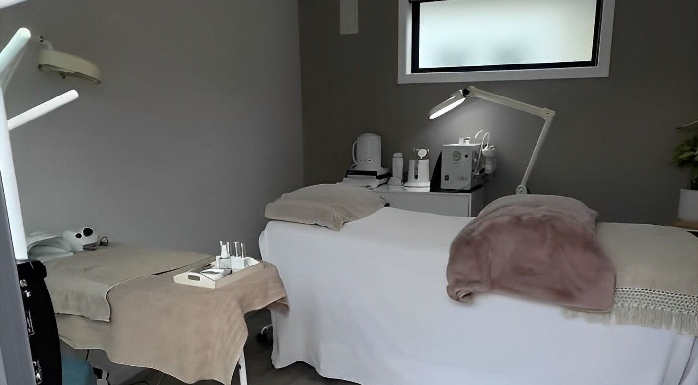 A comfortable treatment room at Aesthetics by Des, Cambridge, Waikato, NZ, featuring a plush massage bed.
