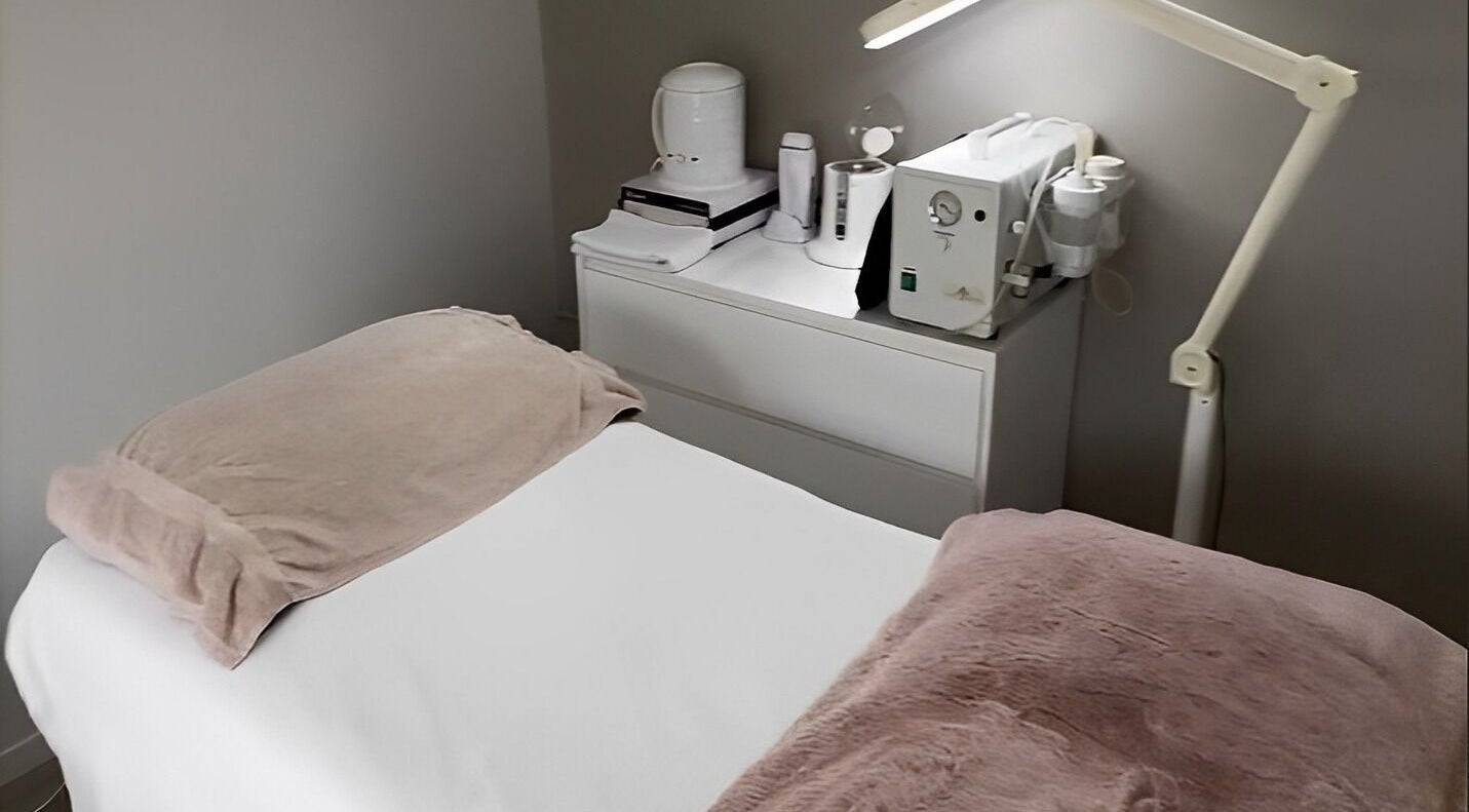 Relaxing treatment room at Aesthetics by Des, Cambridge, Waikato, NZ, with spa essentials and cozy bedding.