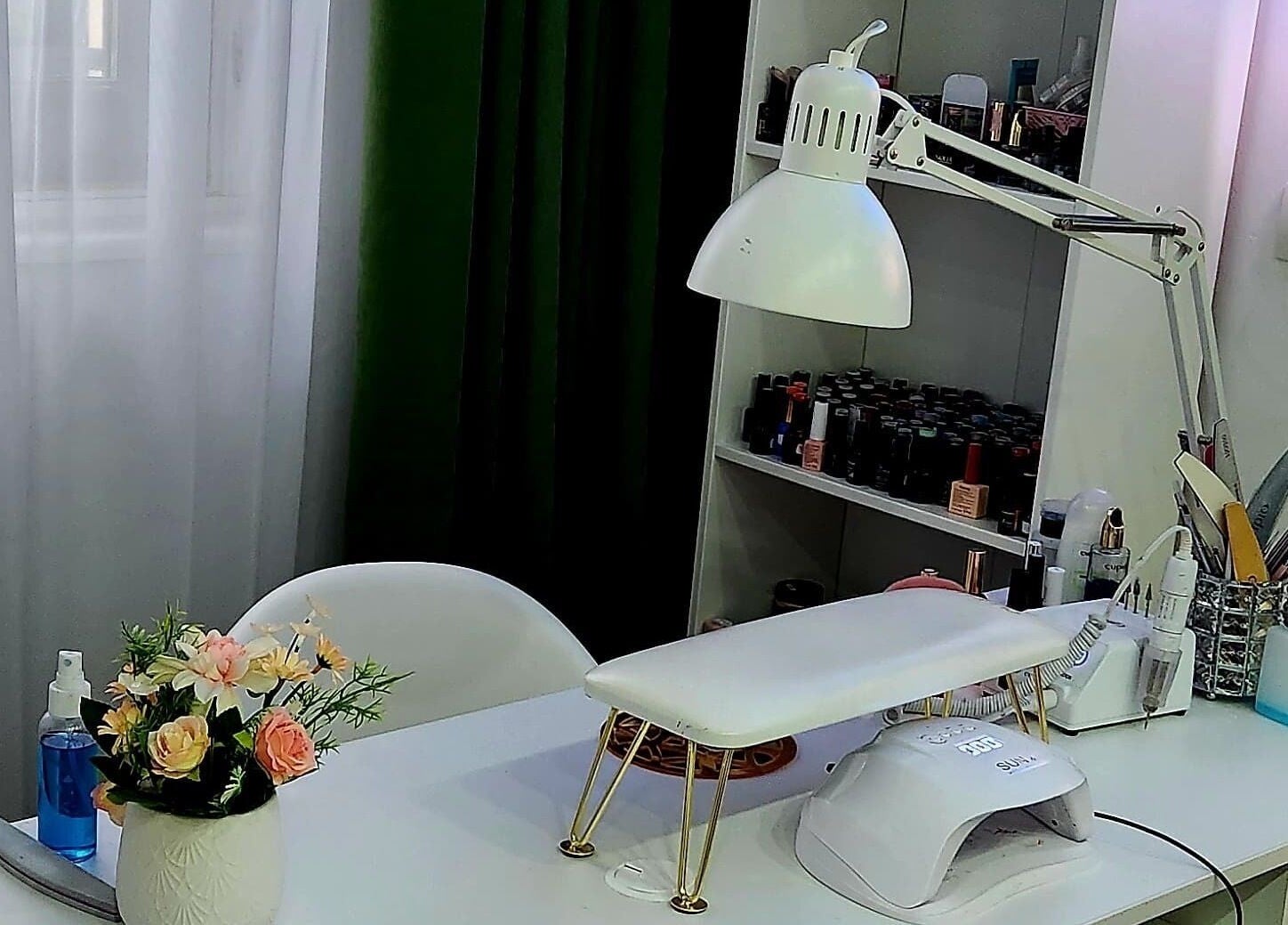 Colț manicure elegant la Nuvia Massage&Nails, București, RO, cu unelte și lămpi moderne.