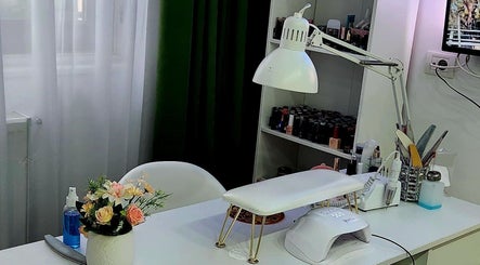 Colț manicure elegant la Nuvia Massage&Nails, București, RO, cu unelte și lămpi moderne.