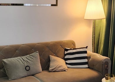 Canapea elegantă și lampă la Nuvia Massage&Nails, București, București, RO pentru un ambient relaxant.