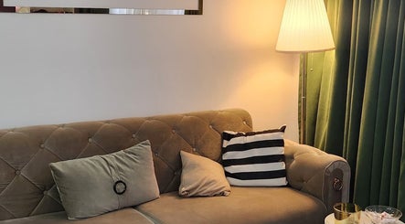 Canapea elegantă și lampă la Nuvia Massage&Nails, București, București, RO pentru un ambient relaxant.