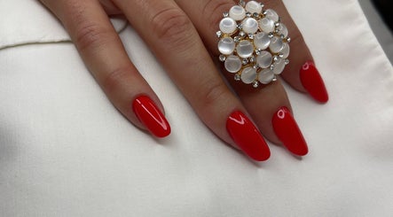 Unghii roșii cu o bijuterie elegantă la Nuvia Massage&Nails, București, București, RO.