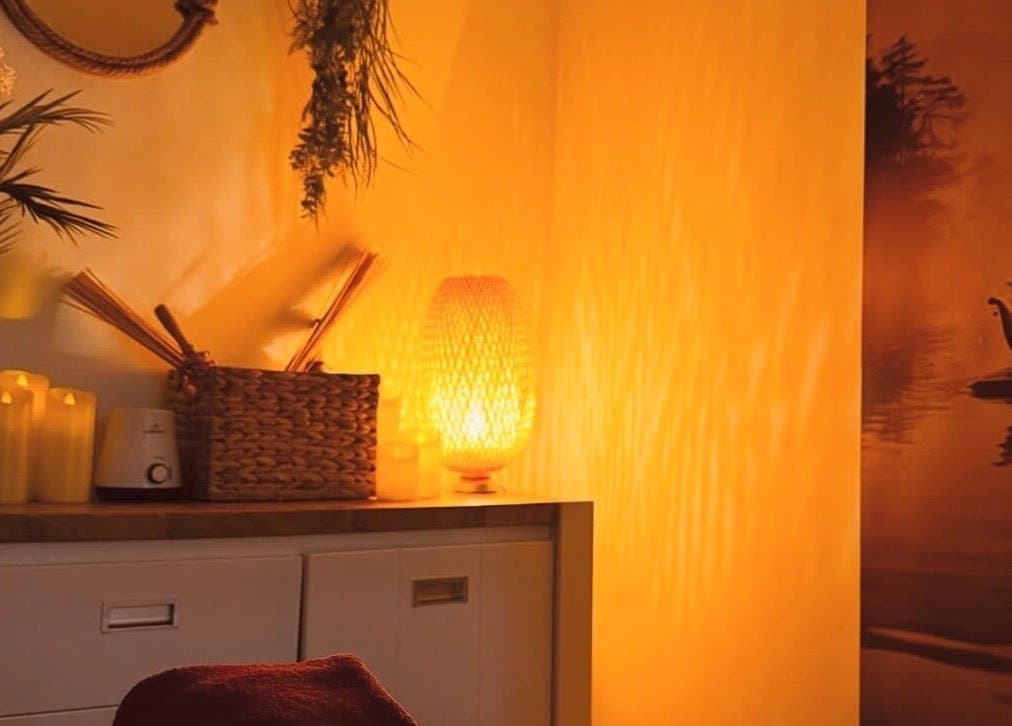 Ambianță caldă la Nuvia Massage&Nails, București, București, RO cu lumini ambientale relaxante.