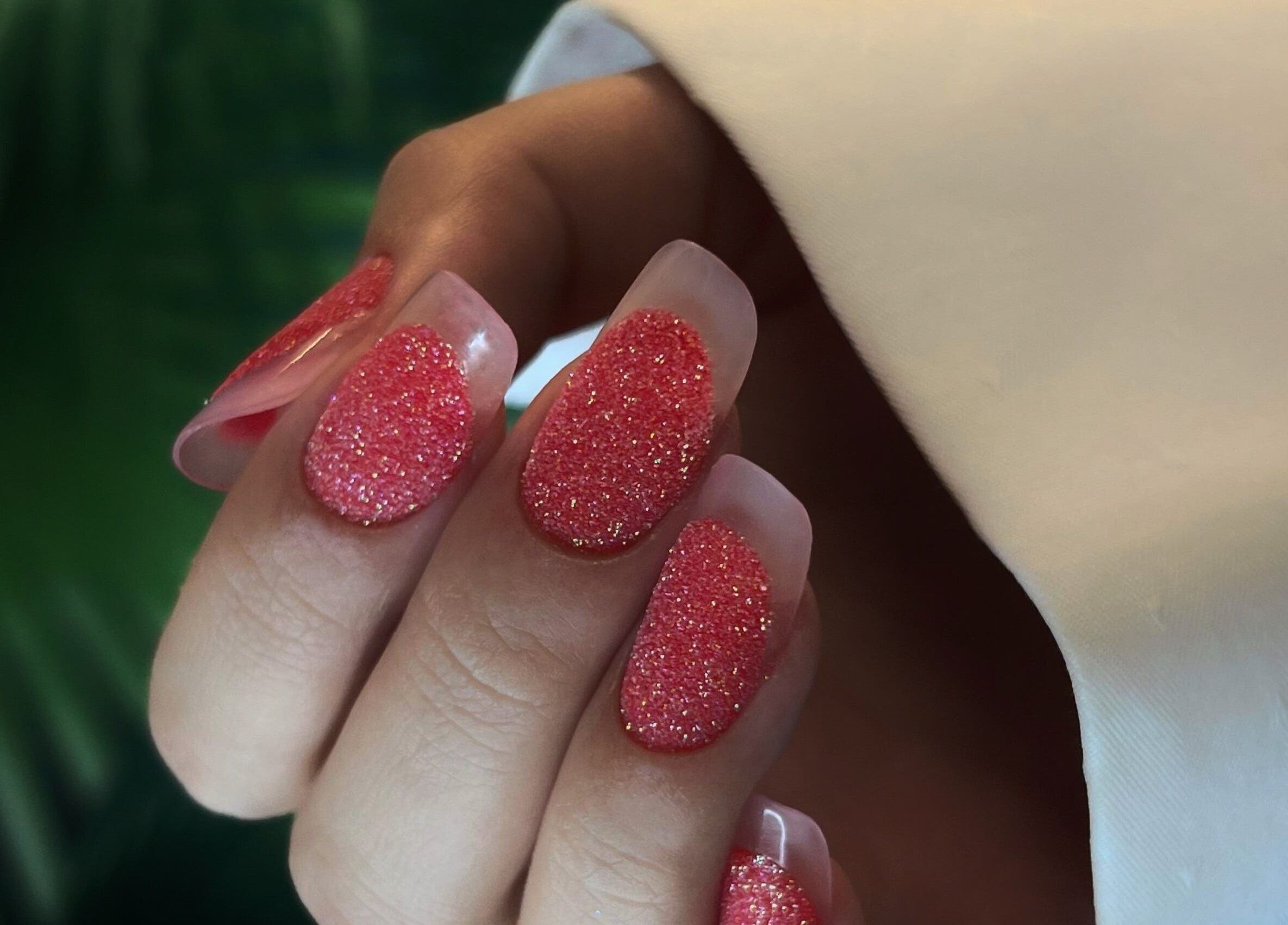 Unghii cu gel roz, strălucitoare la Nuvia Massage&Nails, București, București, RO.