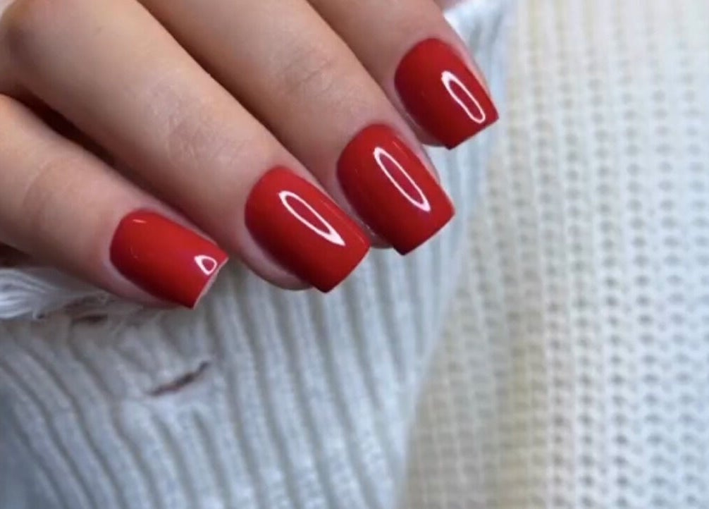 Unhas roșii elegante la Nuvia Massage&Nails, București, București, RO.