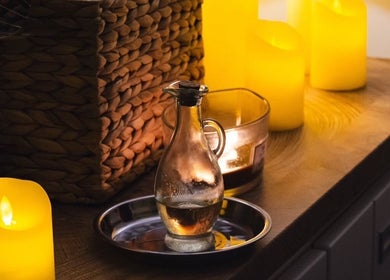 Atmosferă caldă și relaxantă la Nuvia Massage&Nails, București, București, RO, cu lumânări și uleiuri esențiale.
