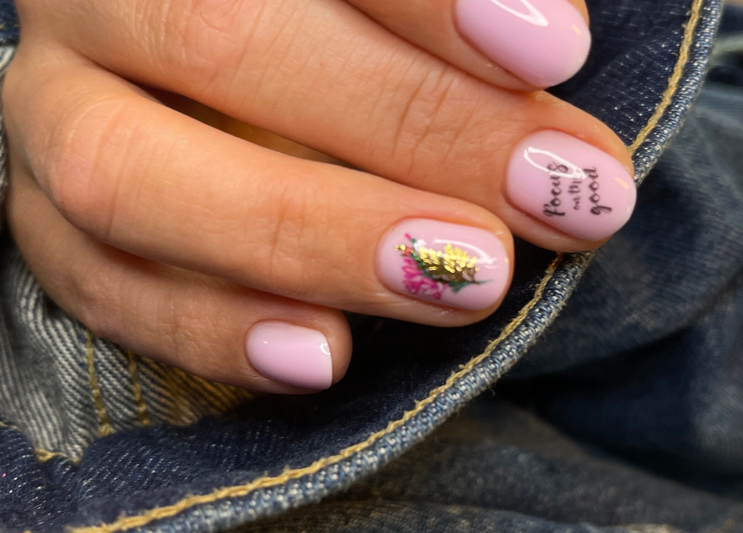 Unghii manichiurate rafinat la Nuvia Massage&Nails, București, București, RO.