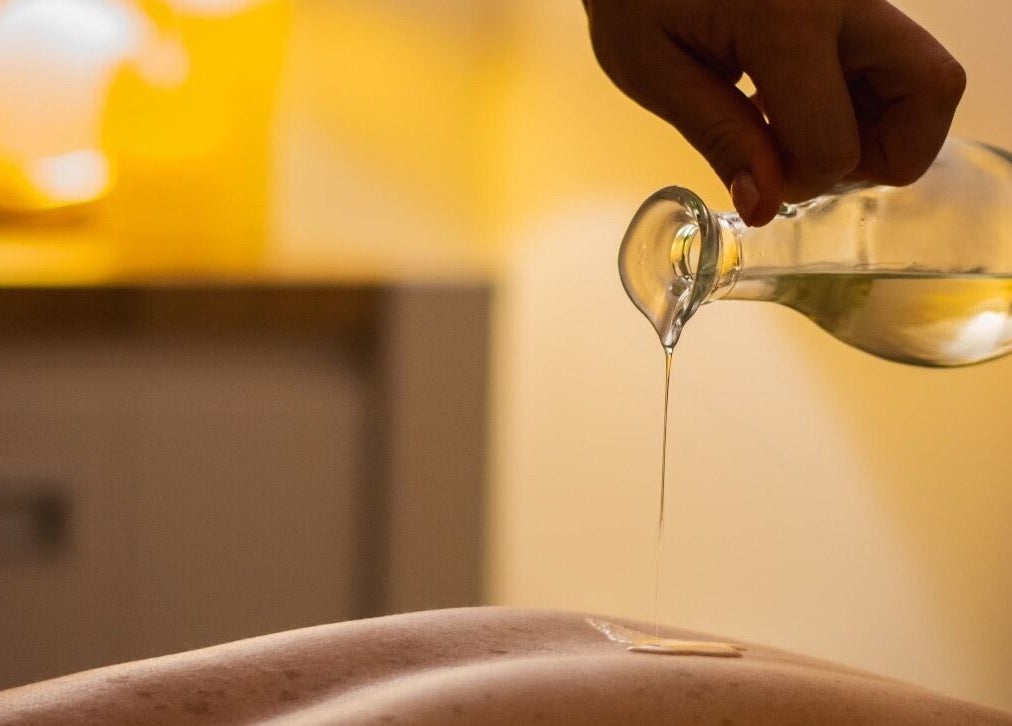 Aplicarea unui ulei relaxant la Nuvia Massage&Nails, București, București, RO oferă o experiență senzorială unică.