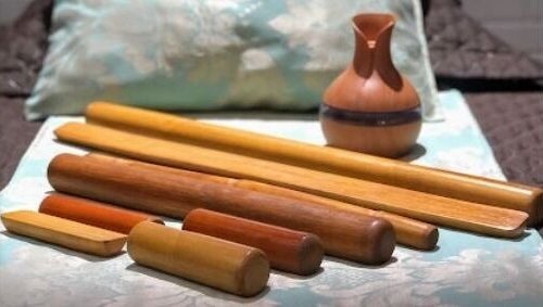 Instrumentos de massagem de madeira no Mr Espaço de Bem-Estar em São Paulo, São Paulo, BR.