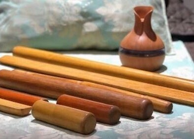 Instrumentos de massagem de madeira no Mr Espaço de Bem-Estar em São Paulo, São Paulo, BR.