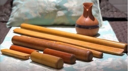 Instrumentos de massagem de madeira no Mr Espaço de Bem-Estar em São Paulo, São Paulo, BR.