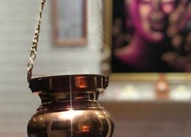 Vaso decorativo em Mr Espaço de Bem-Estar, São Paulo, São Paulo, BR com fundo artístico em destaque.