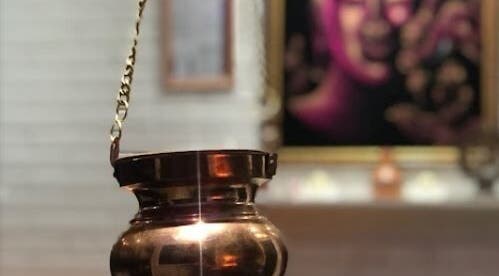 Vaso decorativo em Mr Espaço de Bem-Estar, São Paulo, São Paulo, BR com fundo artístico em destaque.