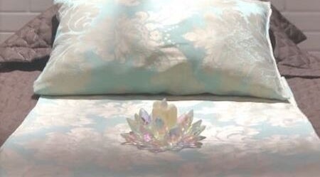 Cama com travesseiro e decoração suave em Mr Espaço de Bem-Estar, São Paulo, São Paulo, BR.