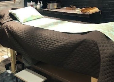 Sala de massagem no Mr Espaço de Bem-Estar, São Paulo, São Paulo, BR, com cama acolhedora e ambiente relaxante.