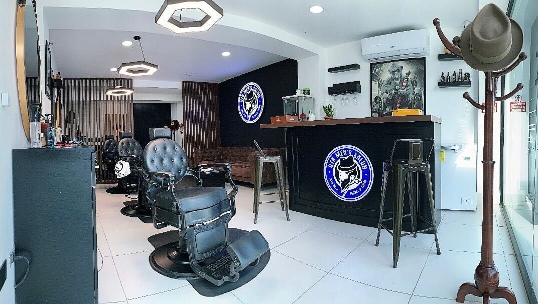 Interior moderno de Utb Men’s Salon en Santiago De Los Caballeros, Santiago, DO.