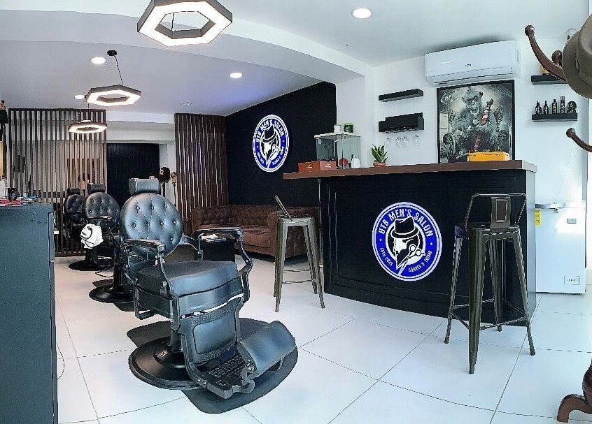 Interior moderno de Utb Men’s Salon en Santiago De Los Caballeros, Santiago, DO.
