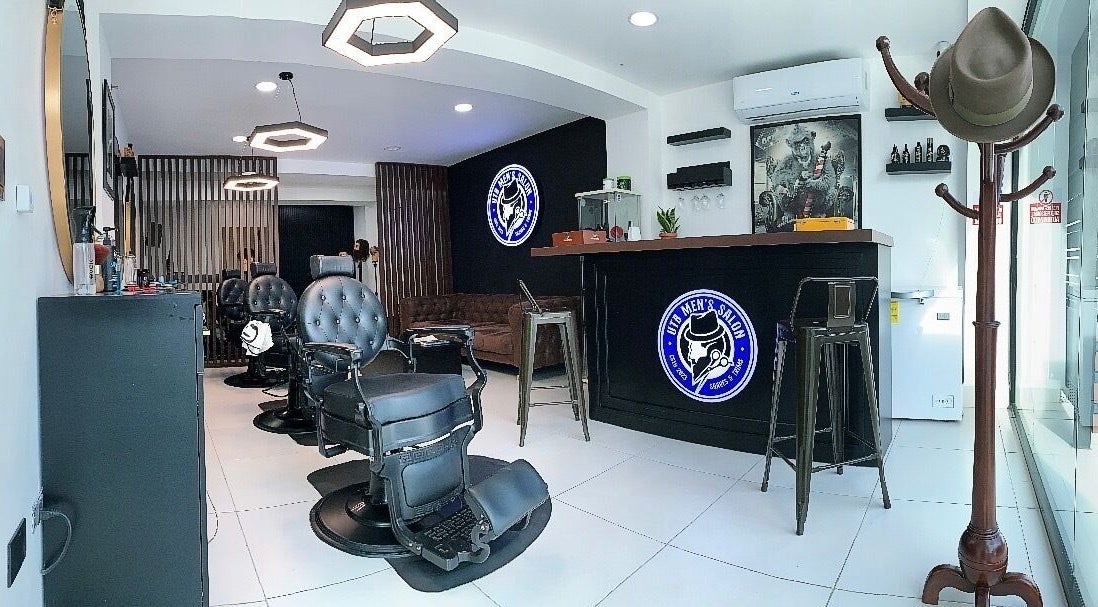 Interior moderno de Utb Men’s Salon en Santiago De Los Caballeros, Santiago, DO.