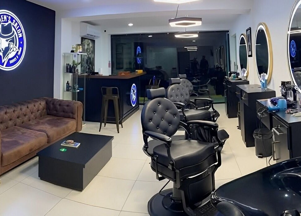 Interior moderno de Utb Men’s Salon en Santiago De Los Caballeros, Santiago, DO con sillas y espejos elegantes.