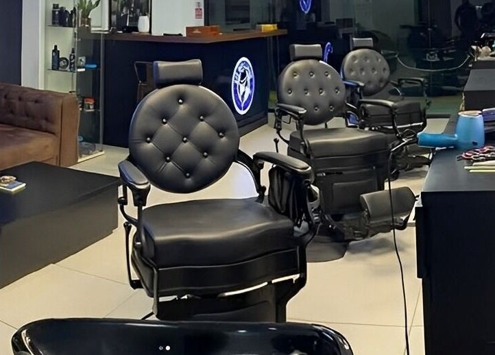 Interior elegante de Utb Men’s Salon en Santiago De Los Caballeros, Santiago, DO con sillones de peluquería de lujo.
