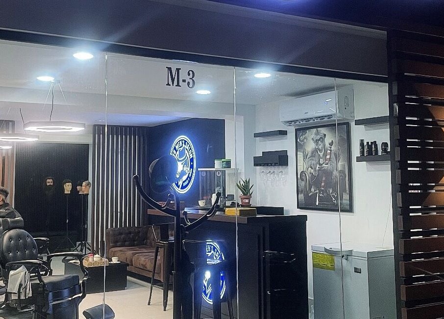 Interior moderno de Utb Men’s Salon en Santiago De Los Caballeros, Santiago, DO, estética sofisticada.