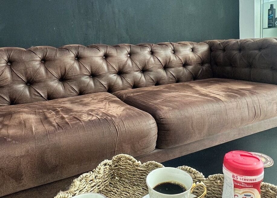 Cómodo sofá marrón en Utb Men’s Salon, Santiago De Los Caballeros, Santiago, DO.