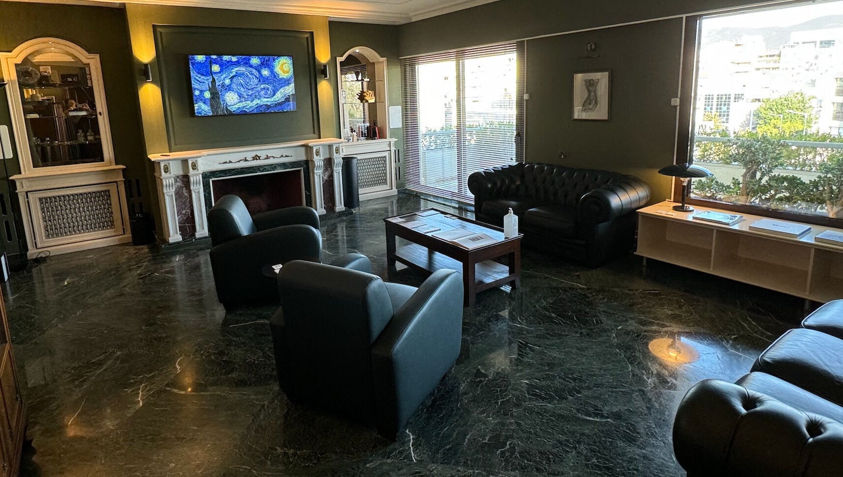 Καλαίσθητο σαλόνι στη DrK Kontoes Medical Group, Αθήνα, GR, με δερμάτινους καναπέδες και καλλιτεχνικό έργο.