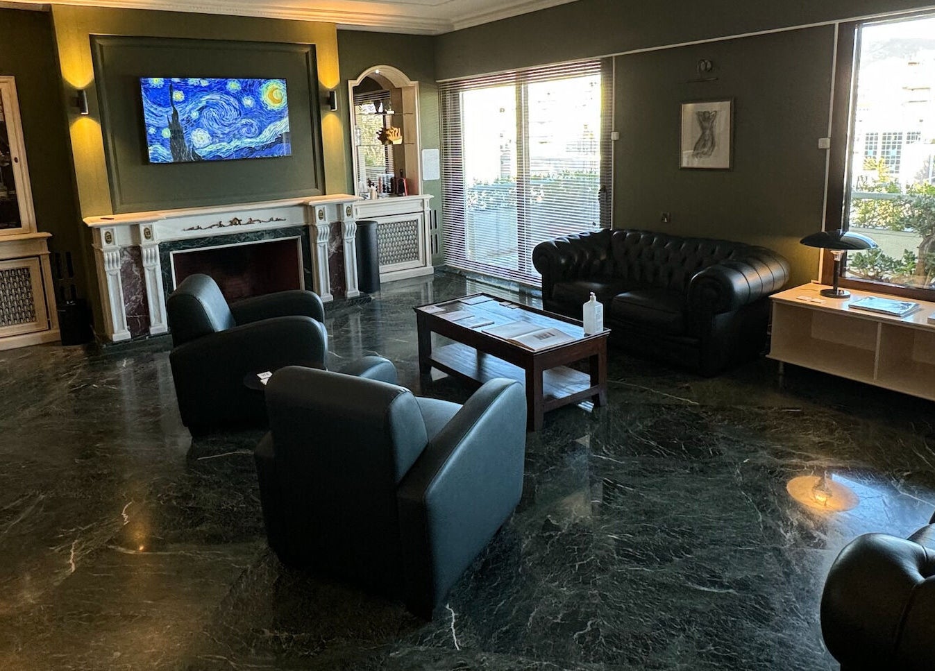 Καλαίσθητο σαλόνι στη DrK Kontoes Medical Group, Αθήνα, GR, με δερμάτινους καναπέδες και καλλιτεχνικό έργο.