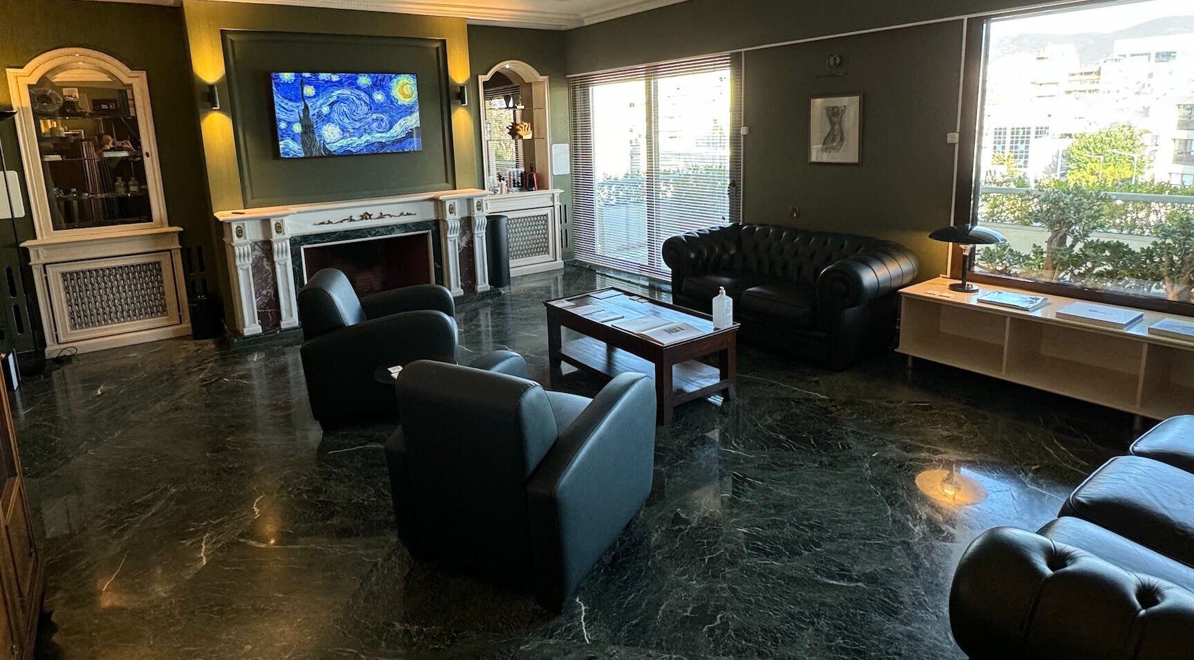 Καλαίσθητο σαλόνι στη DrK Kontoes Medical Group, Αθήνα, GR, με δερμάτινους καναπέδες και καλλιτεχνικό έργο.