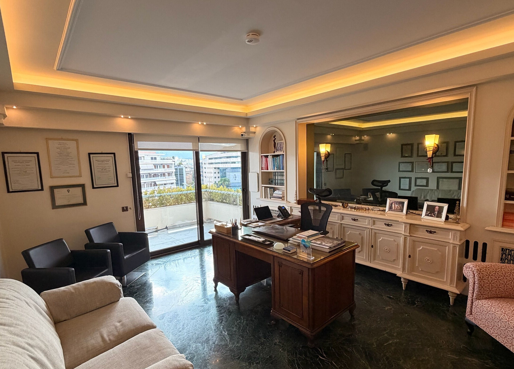 Το κομψό γραφείο του DrK Kontoes Medical Group στην Αθήνα, GR με θέα στην πόλη.