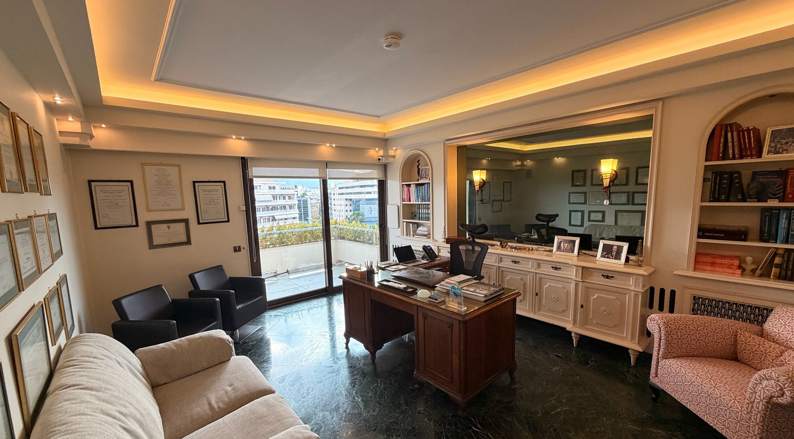 Το κομψό γραφείο του DrK Kontoes Medical Group στην Αθήνα, GR με θέα στην πόλη.