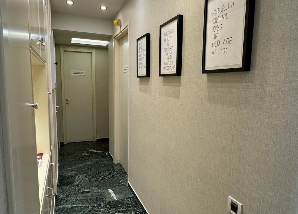 Κομψός διάδρομος DrK Kontoes Medical Group, Αθήνα, GR με μοντέρνα διακόσμηση.