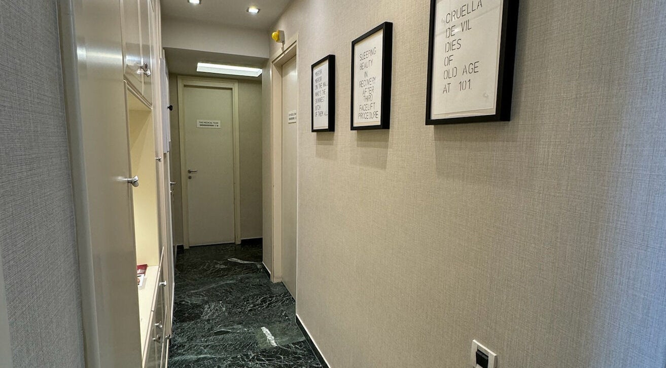 Κομψός διάδρομος DrK Kontoes Medical Group, Αθήνα, GR με μοντέρνα διακόσμηση.