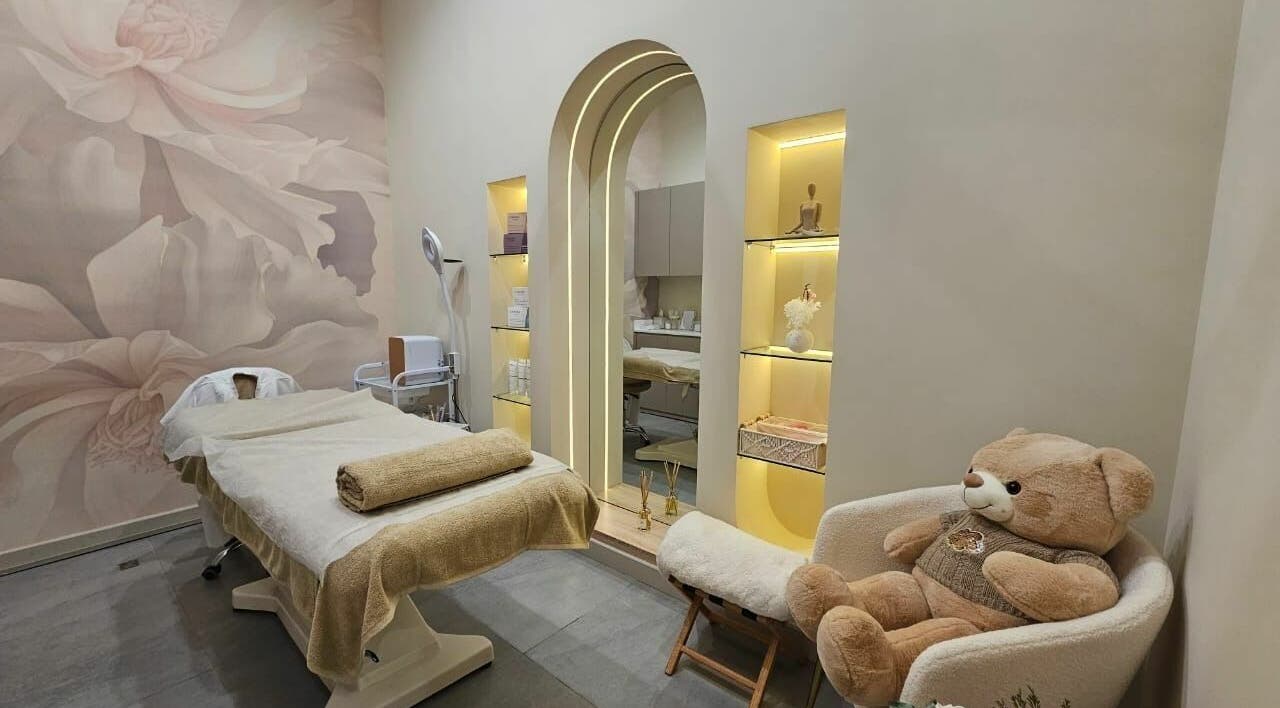 Cozy Point Beauty Salon in دبي, دبي, AE features a tranquil treatment room with soothing decor.