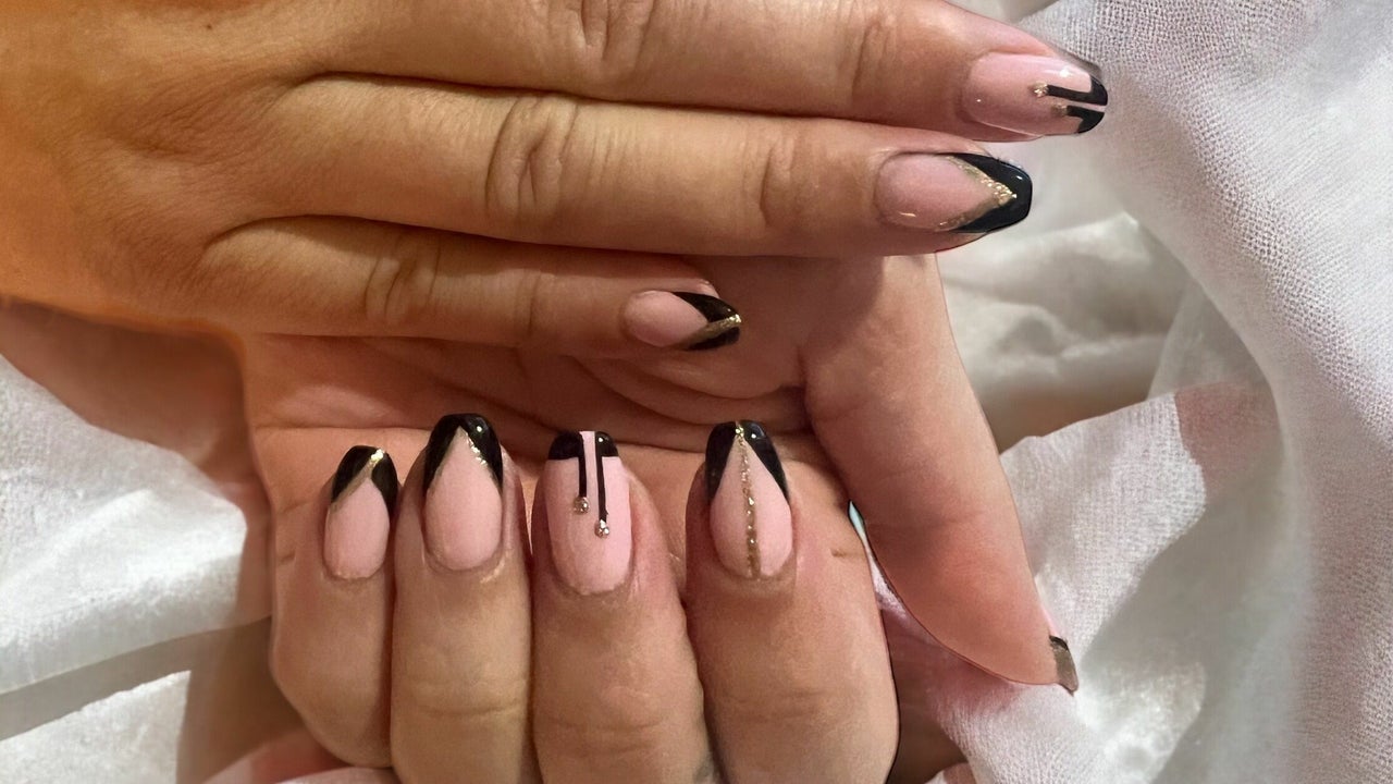 Makeover Salon By NAIL ONE - Chrome nails are killing the game right now,  The high-shine look works on short nails, long nails and acrylics, and it  can even be used as