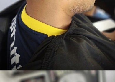 Cliente en Barberia OBR listo para un corte de cabello elegante en Santiago De Querétaro, Querétaro, MX.