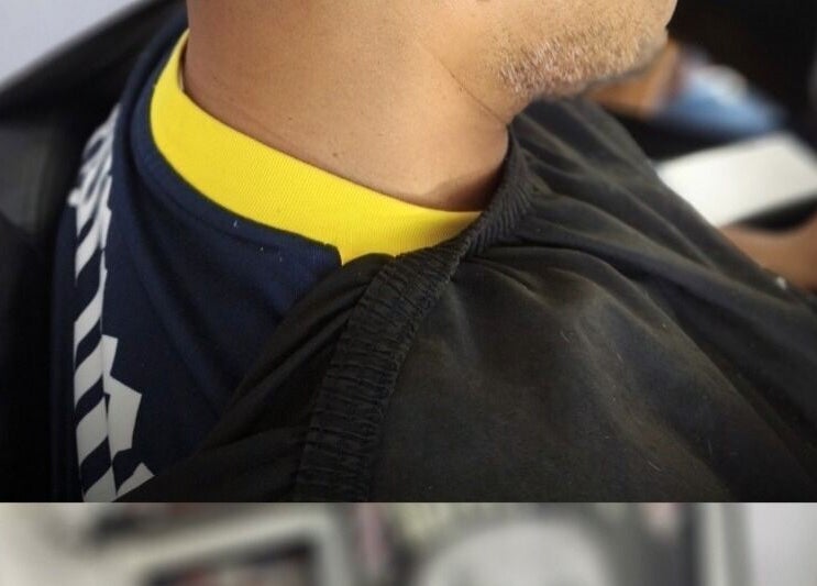 Cliente en Barberia OBR listo para un corte de cabello elegante en Santiago De Querétaro, Querétaro, MX.