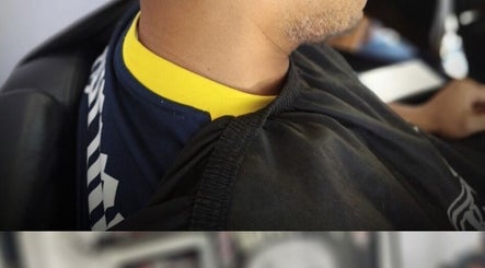 Cliente en Barberia OBR listo para un corte de cabello elegante en Santiago De Querétaro, Querétaro, MX.