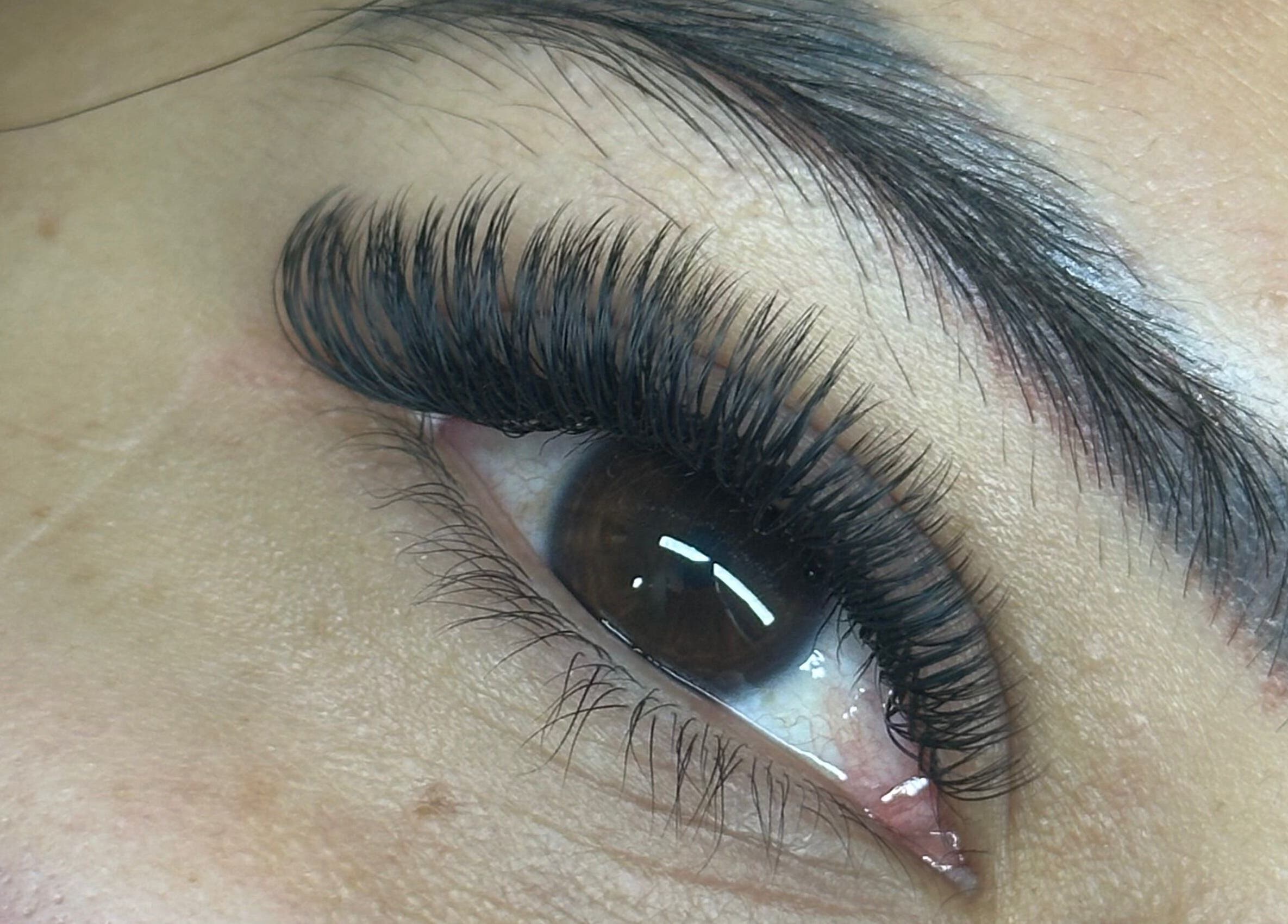 Extensiones de pestañas voluminosas en Say Lash Studio, Santa Rita, Aragua, VE.