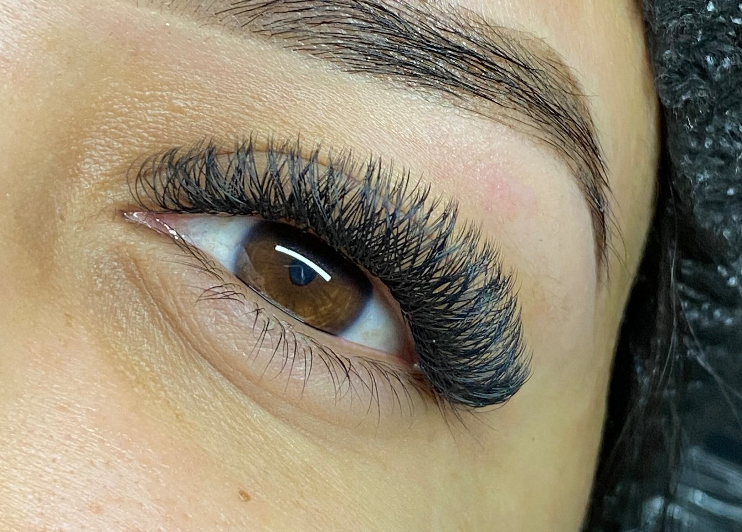 Extensiones de pestañas en Say Lash Studio, Santa Rita, Aragua, VE, resaltando una mirada intensa.