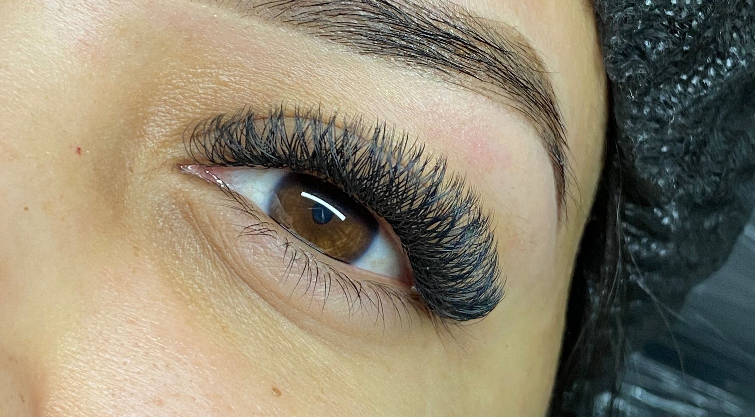 Extensiones de pestañas en Say Lash Studio, Santa Rita, Aragua, VE, resaltando una mirada intensa.