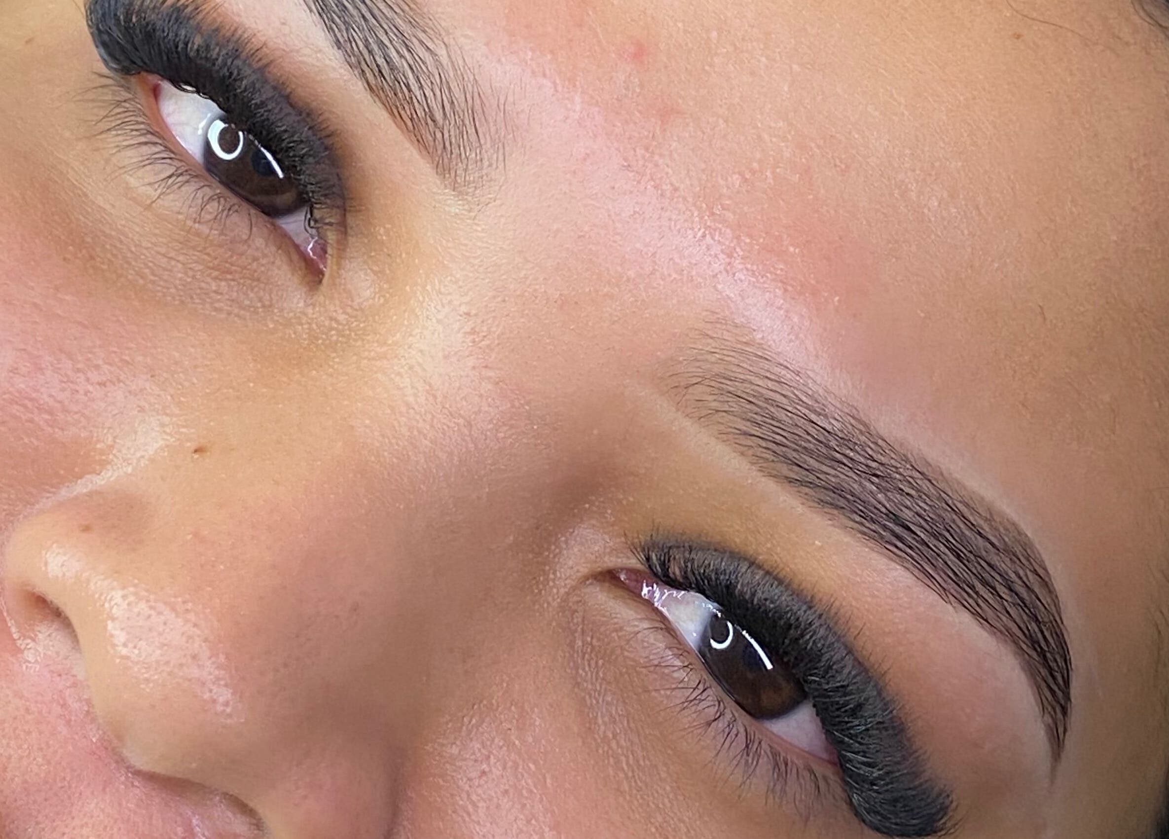 Primer plano de cejas y pestañas estilizadas en Say Lash Studio, Santa Rita, Aragua, VE.