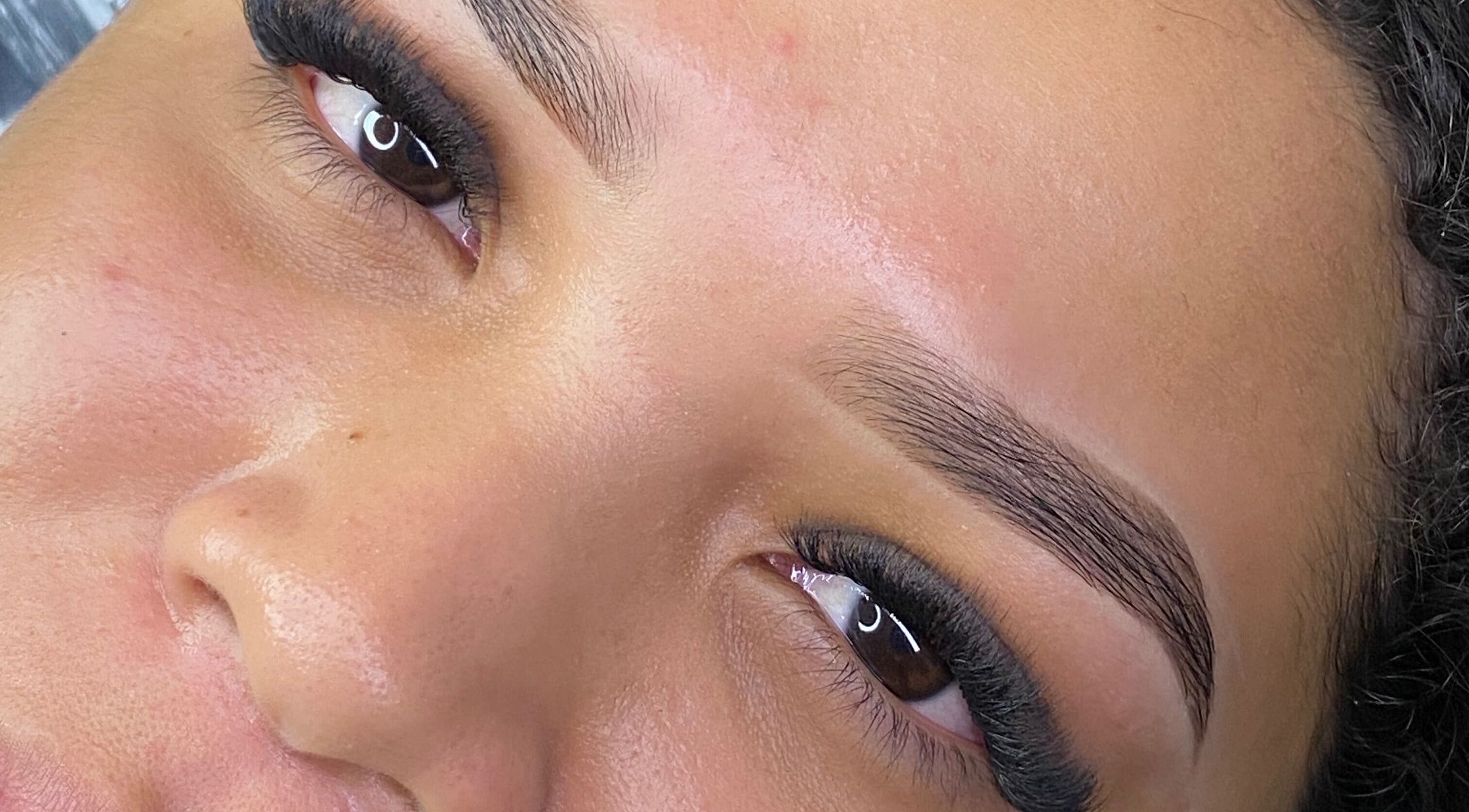 Primer plano de cejas y pestañas estilizadas en Say Lash Studio, Santa Rita, Aragua, VE.