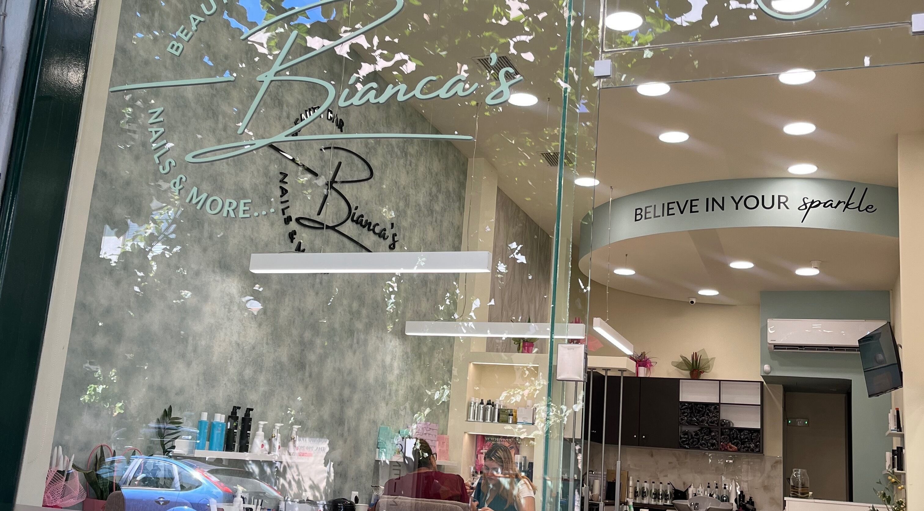 Εσωτερικό του Bianca's Beauty Bar στην Αθήνα, GR, αναδεικνύει τον κομψό σχεδιασμό και τα προϊόντα ομορφιάς.