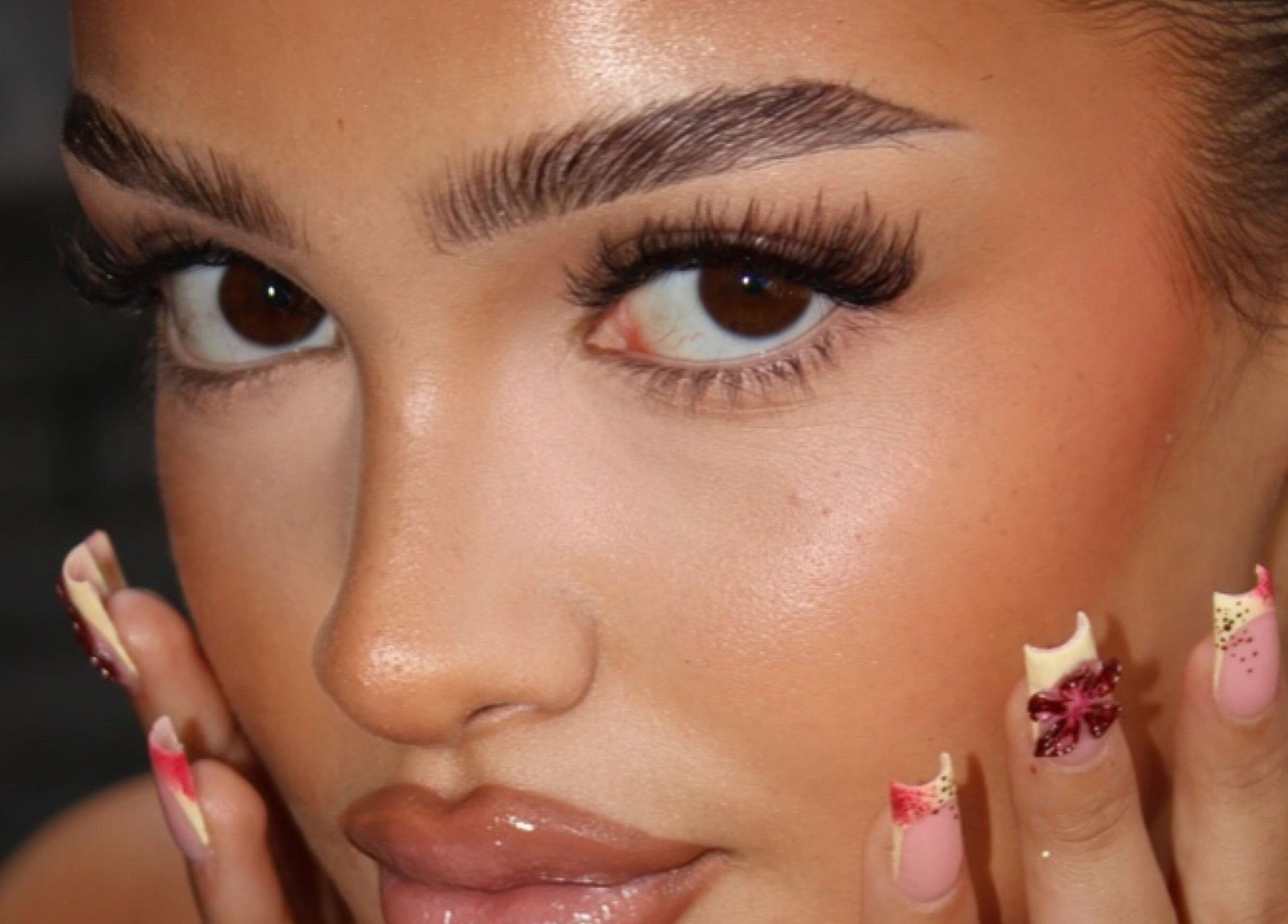 Nahaufnahme eines eleganten Looks mit Make-up und Nageldesign bei Babe Cosmetics in Basel, Basel-stadt, CH.